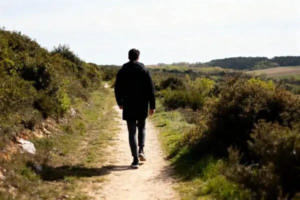Personne marchant sur un sentier rural illustrant la distance de 20000 pas en km