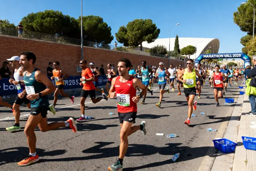 Des coureurs participent Ă une course sur route lors du marathon de Valence 2025