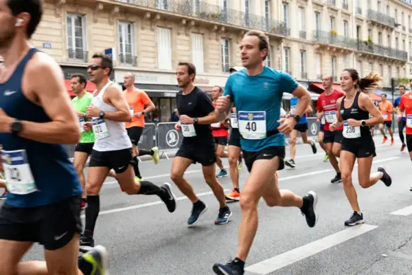 Coureurs en plein effort pendant une course sur route, visant leur meilleur temps marathon